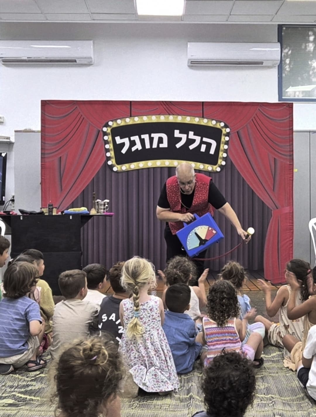 מופע קסמים ואמנות חושים